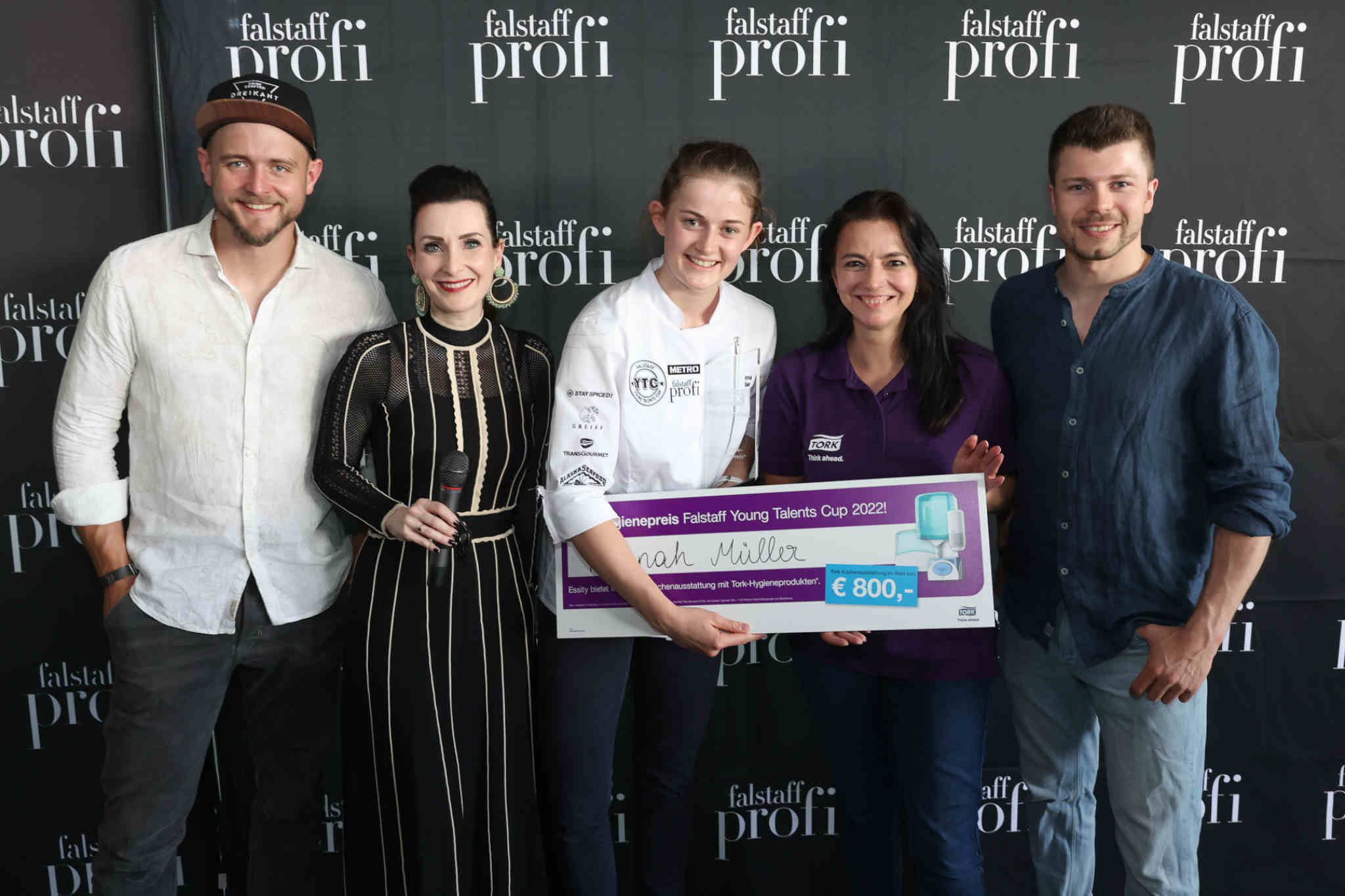 Hygienepreis by Tork: Matthias Lienbacher (Dreikant), Alexandra Gorsche (Falstaff Profi-Herausgeberin), Siegerin Hanna Müller, Sonja van der Linden (Tork) und Stefan Rehrl (Dreikant).