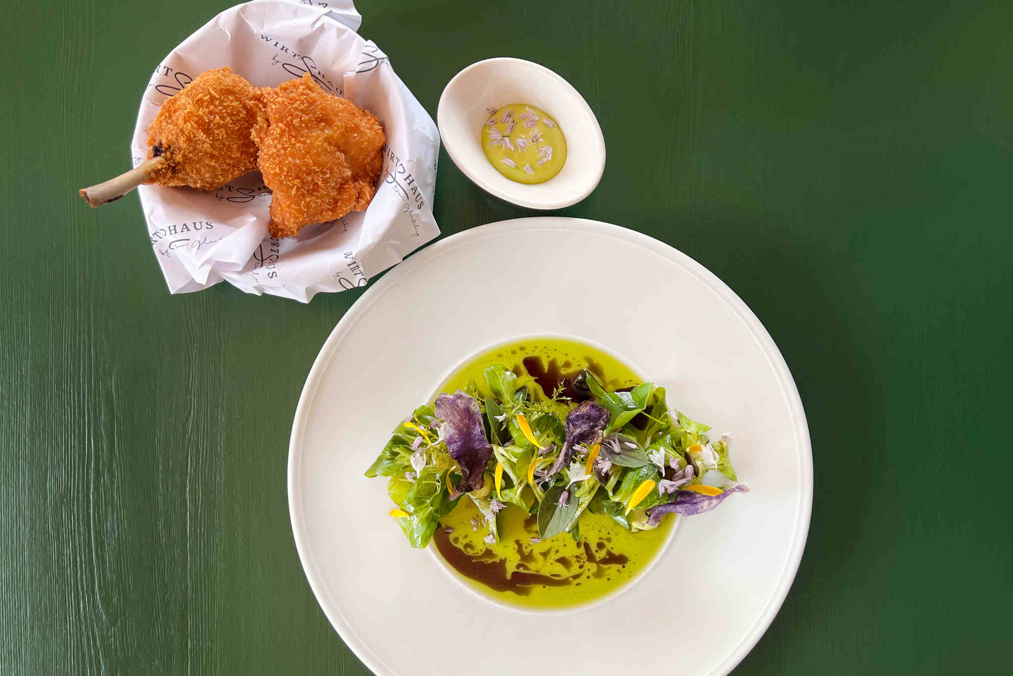 Backhendl: Vogerlsalat, Jalapenio, Kürbiskerne, Bio Huhn & Blaue St. Galler © Stefan Glantschnig / Tamara Jarnig