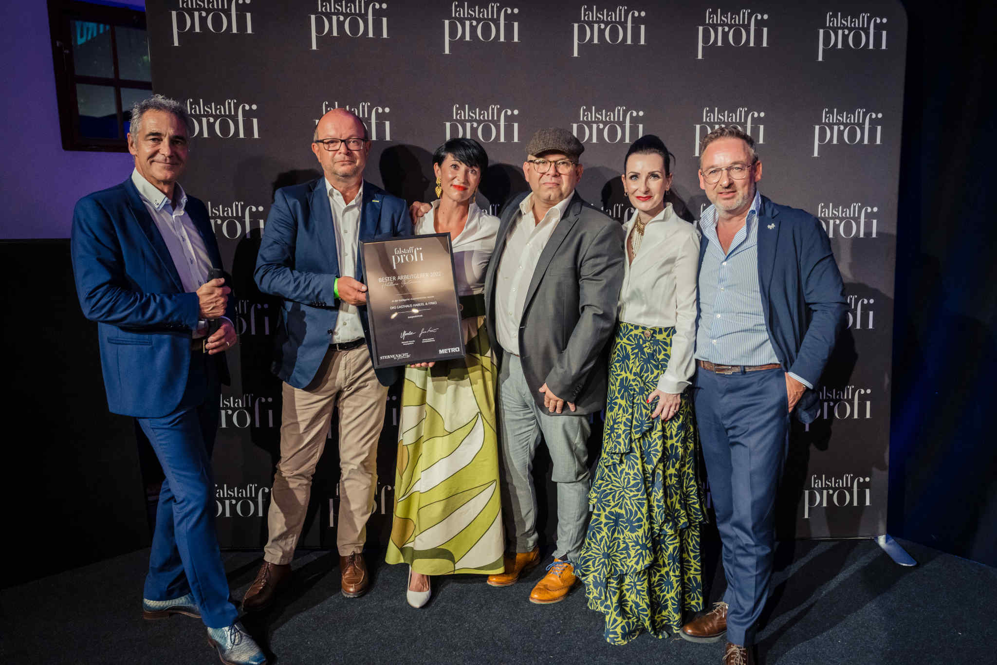 Preisübergabe mit Alexandra Gorsche (Herausgeberin Falstaff PROFI), Heimo Jessenko (Geschäftsführer Falstaff PROFI), Moderator Christian Clerici sowie den Preisträgern Bettina Fink-Haberl und Hans Peter Fink sowie Johann Pötz (METRO) © Moving Stills / Falstaff PROFI