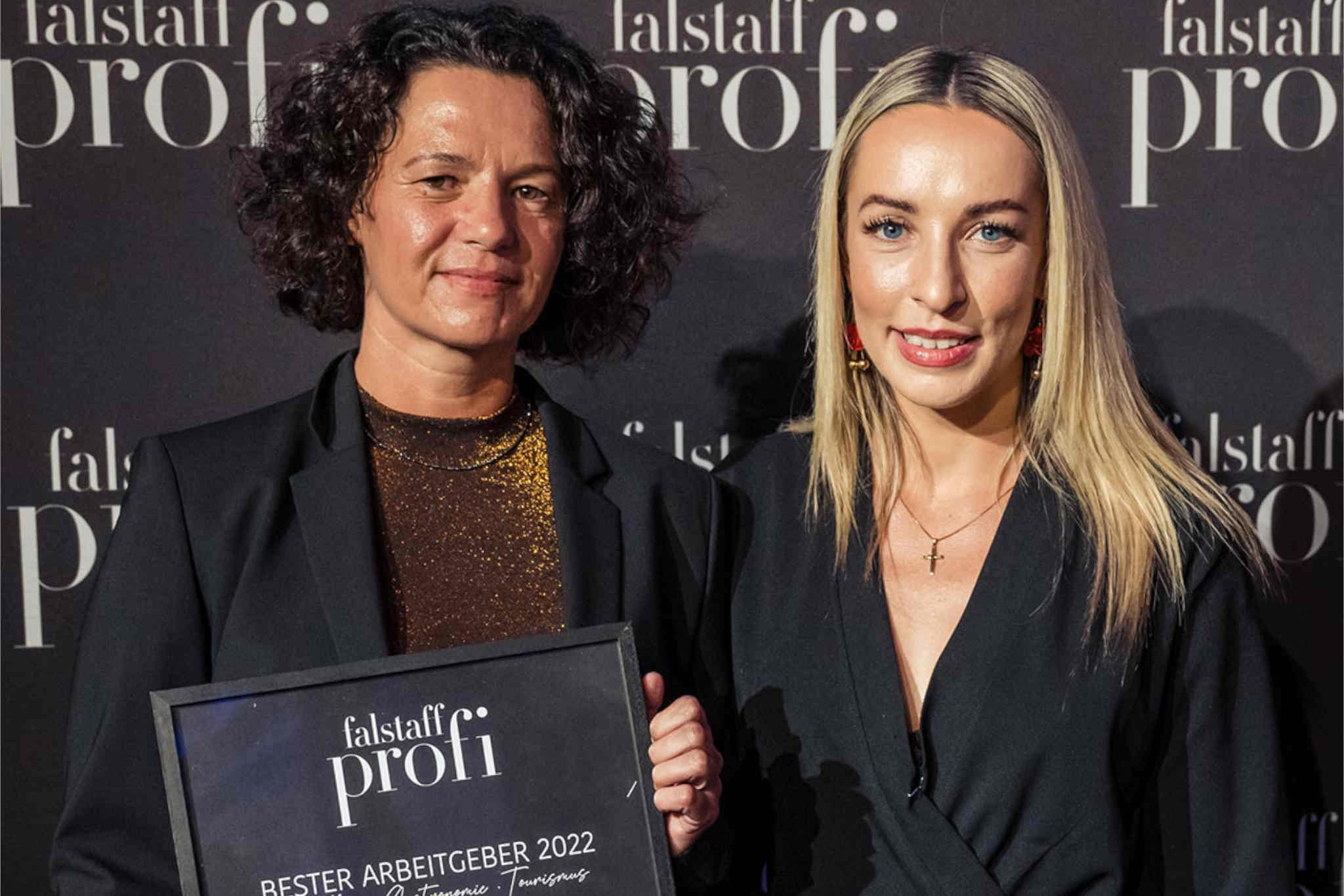 Ines-Gasser Jost (HR Leiterin) und Melanie Hauptmann (Assistenz der GF) nehmen den Preis entgegen © Moving Stills / Falstaff PROFI