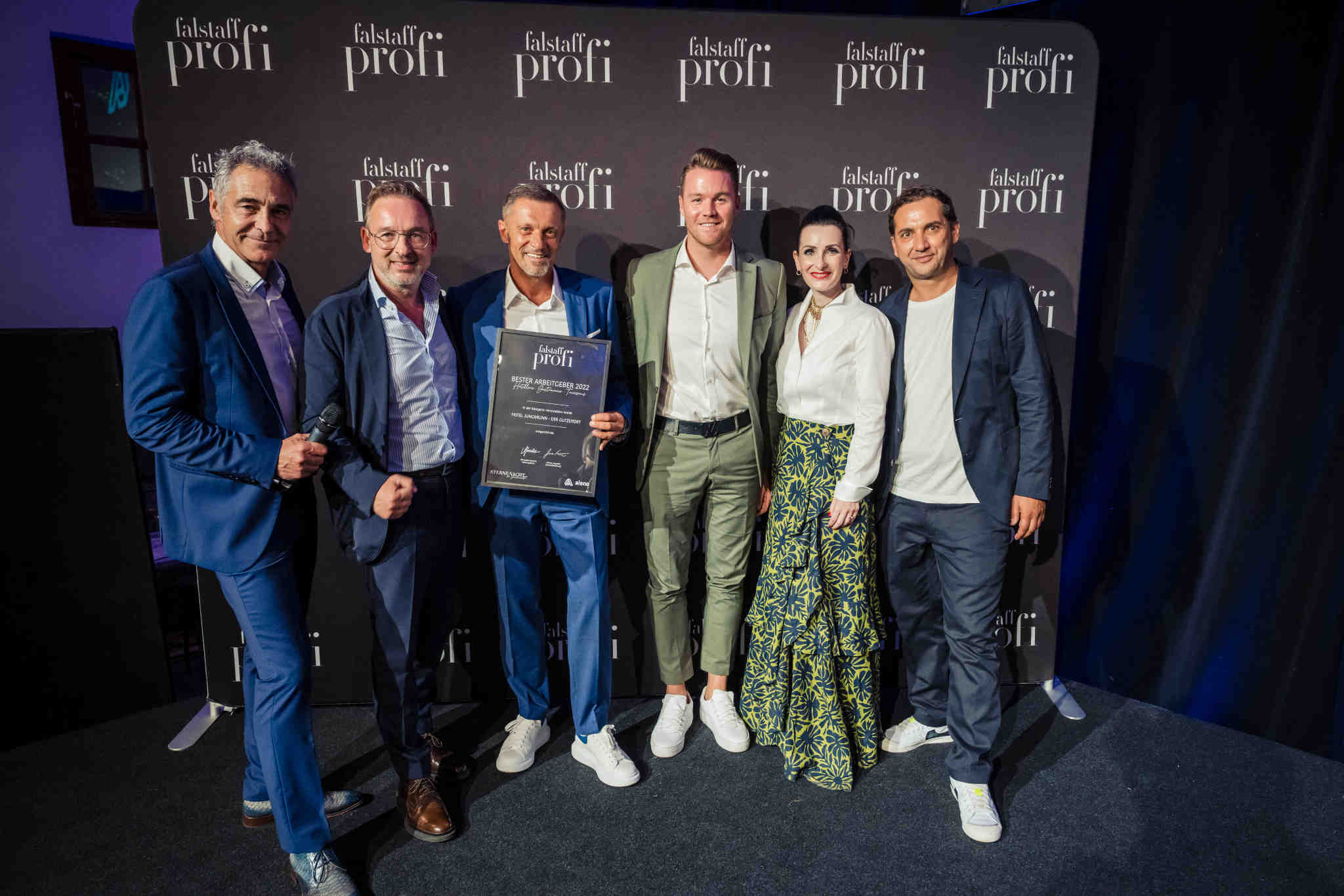 Preisübergabe mit Alexandra Gorsche (Herausgeberin Falstaff PROFI), Heimo Jessenko (Geschäftsführer Falstaff PROFI), Moderator Christian Clerici sowie den Preisträgern Inhaber Marcel Gutheinz und Hoteldirektor Bert Willkomm sowie Ivica Balenovic (Aleno Reservierungsmanagement) © Moving Stills / Falstaff PROFI