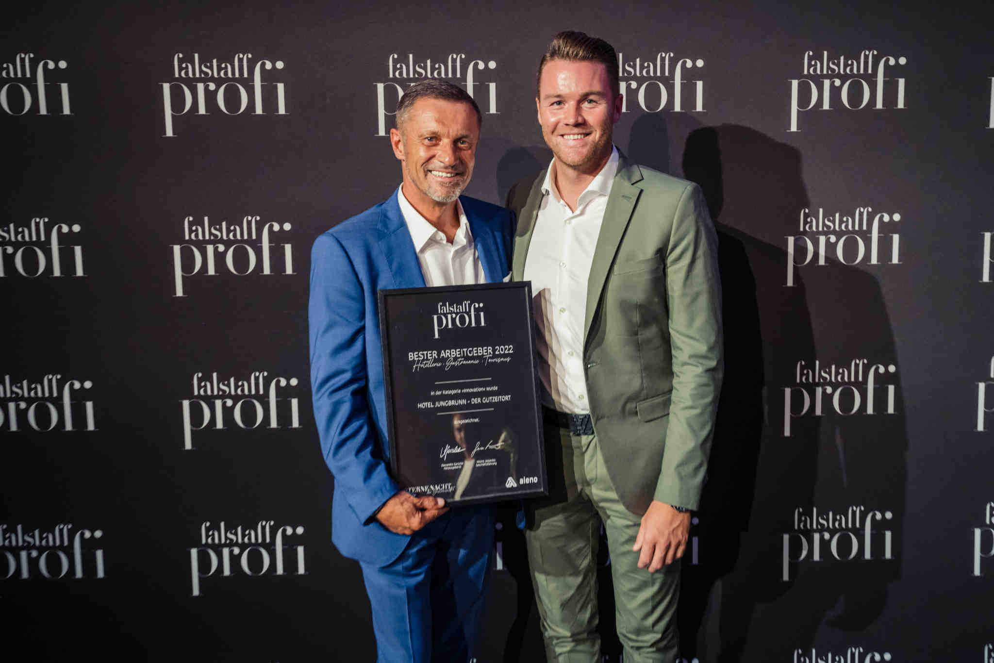 Inhaber Marcel Gutheinz und Hoteldirektor Bert Willkomm nehmen den Preis entgegen © Moving Stills / Falstaff PROFI