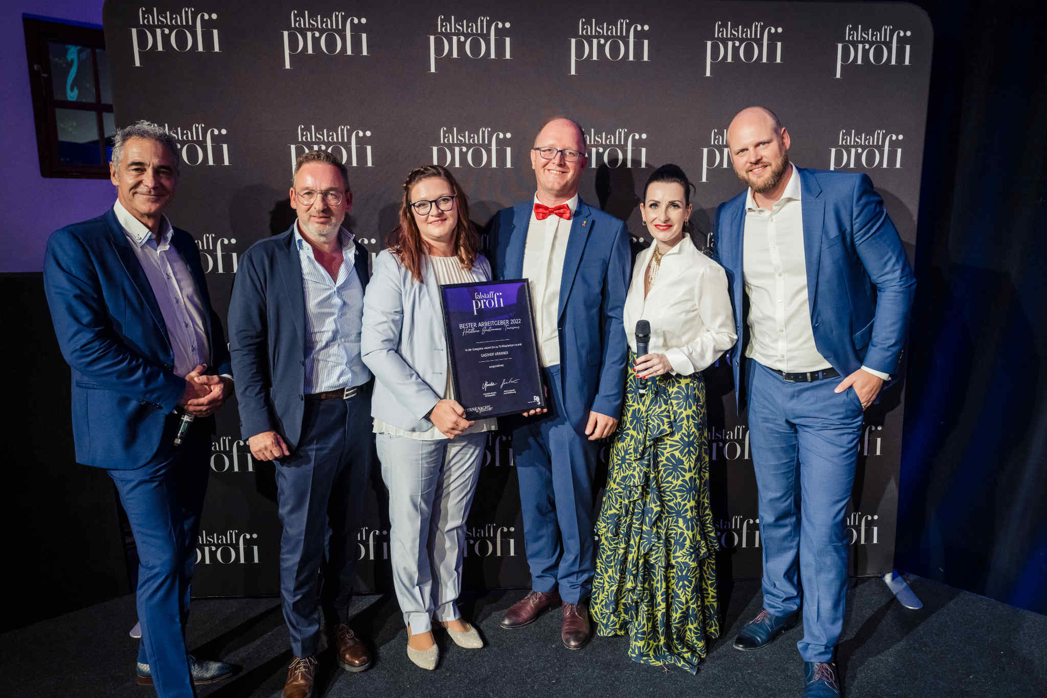 Preisübergabe mit Alexandra Gorsche (Herausgeberin Falstaff PROFI), Heimo Jessenko (Geschäftsführer Falstaff PROFI), Moderator Christian Clerici sowie den Preisträgern Michaela und Andreas Kraxner sowie Sebastian Russler (R&S Gourmets) © Moving Stills / Falstaff PROFI