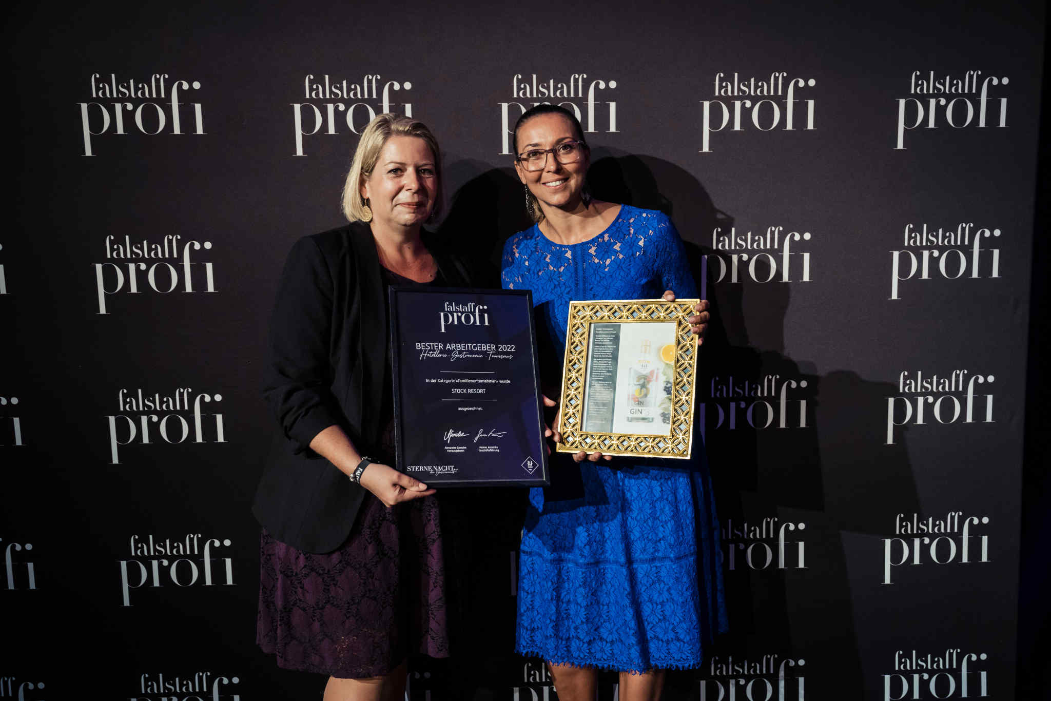 Geschäftsführerin Christine Stock nimmt den Preis entgegen © Moving Stills / Falstaff PROFI
