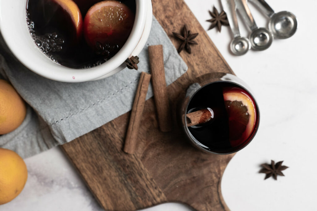 Heiß begehrt: Die Nachfrage nach Glühwein ist ungebrochen.