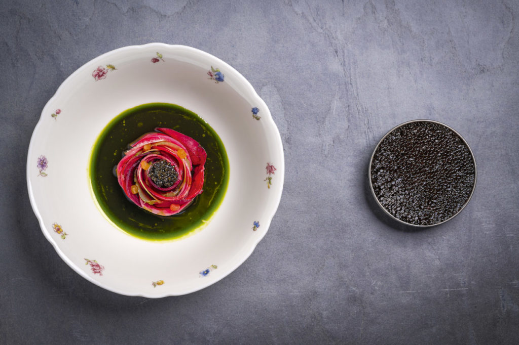 Die Rüben werden mit dem Oona Caviar »N° 103-traditionnel« verfeinert. © Philipp Wagner