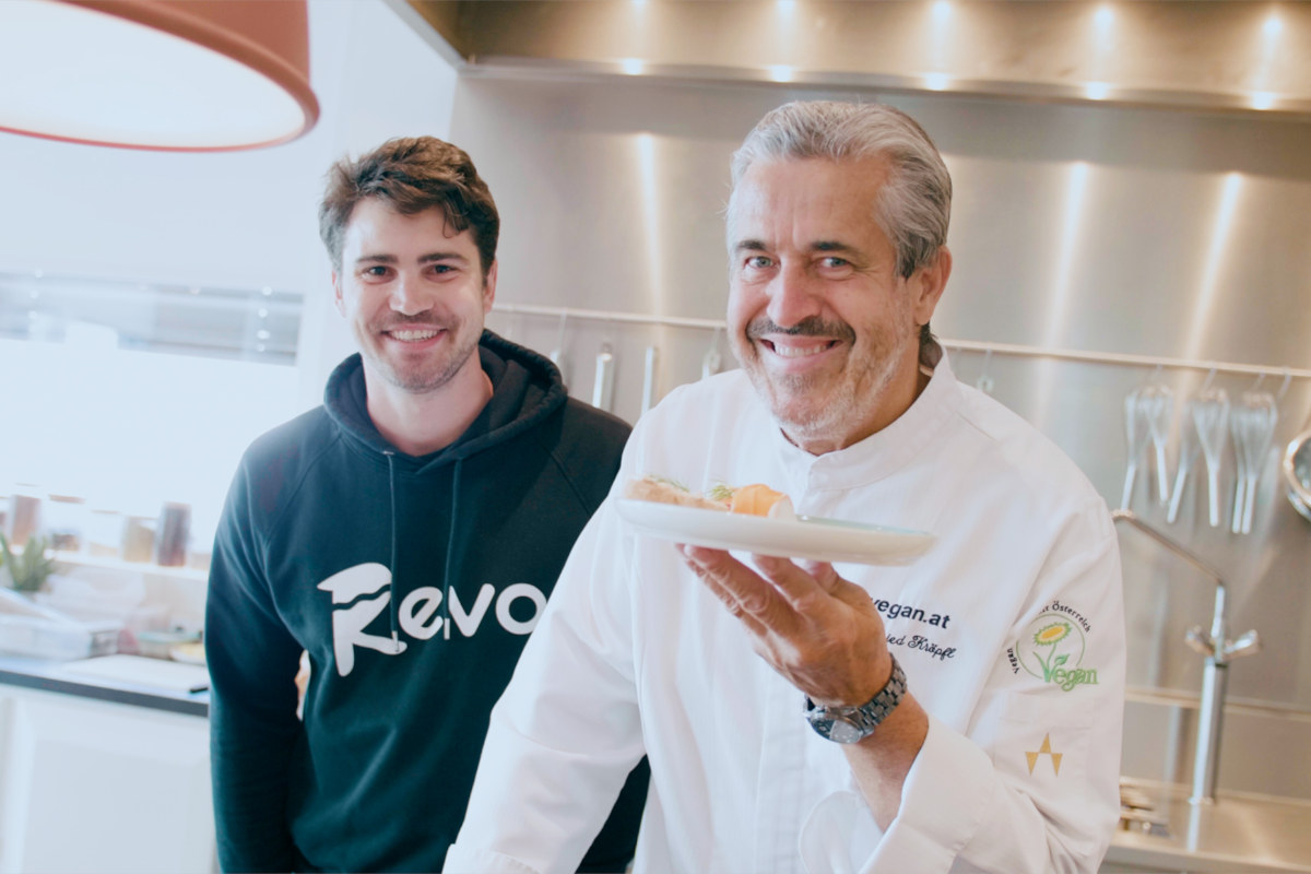 Der Koch Siegfried Kröpfl bereitete den veganen Lachs bereits für Revo Foods zu. © Revo Foods