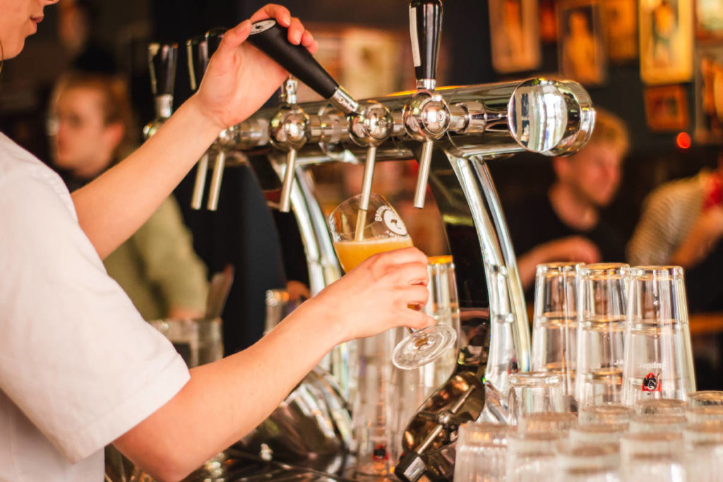 Hier noch ein Bier, dort noch ein Wein – ab wann ist es zu viel? © Unsplash / Louis Hansel