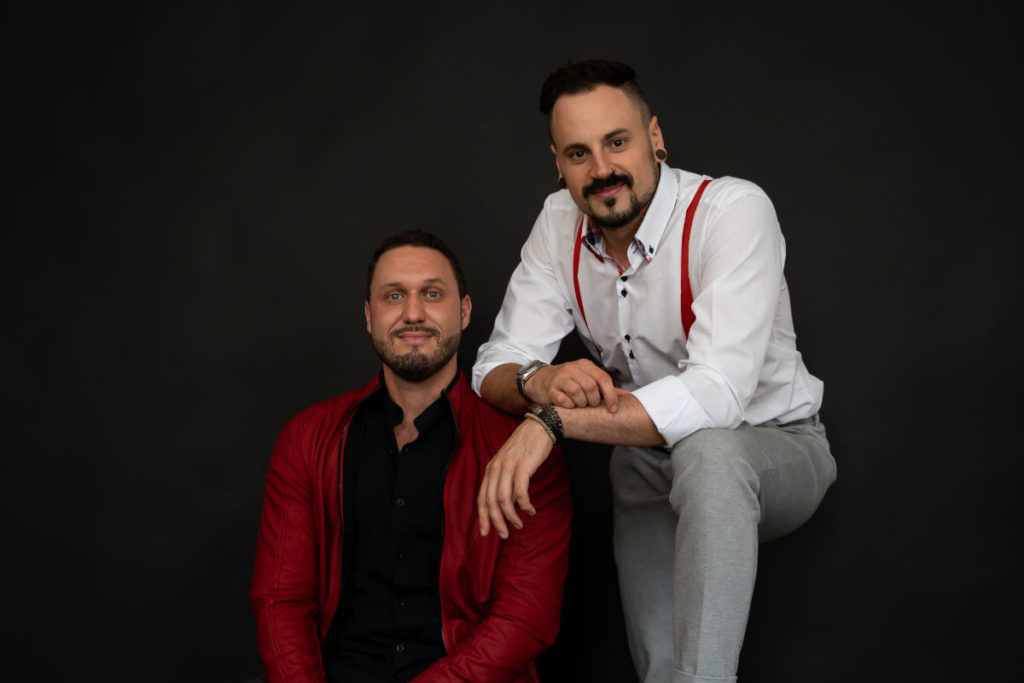 Gernot Büttner-Vorraber und Alexander Maria Robin werfen den Grill an. © Aiola