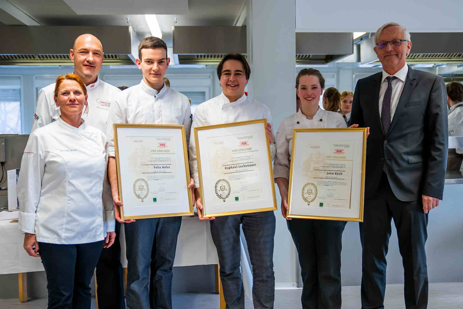 Die ersten drei: Felix Hofer, Raphael Lechenauer und Jana Koch haben die Ausbildung bereits abgeschlossen. © VKO / B.Neuner