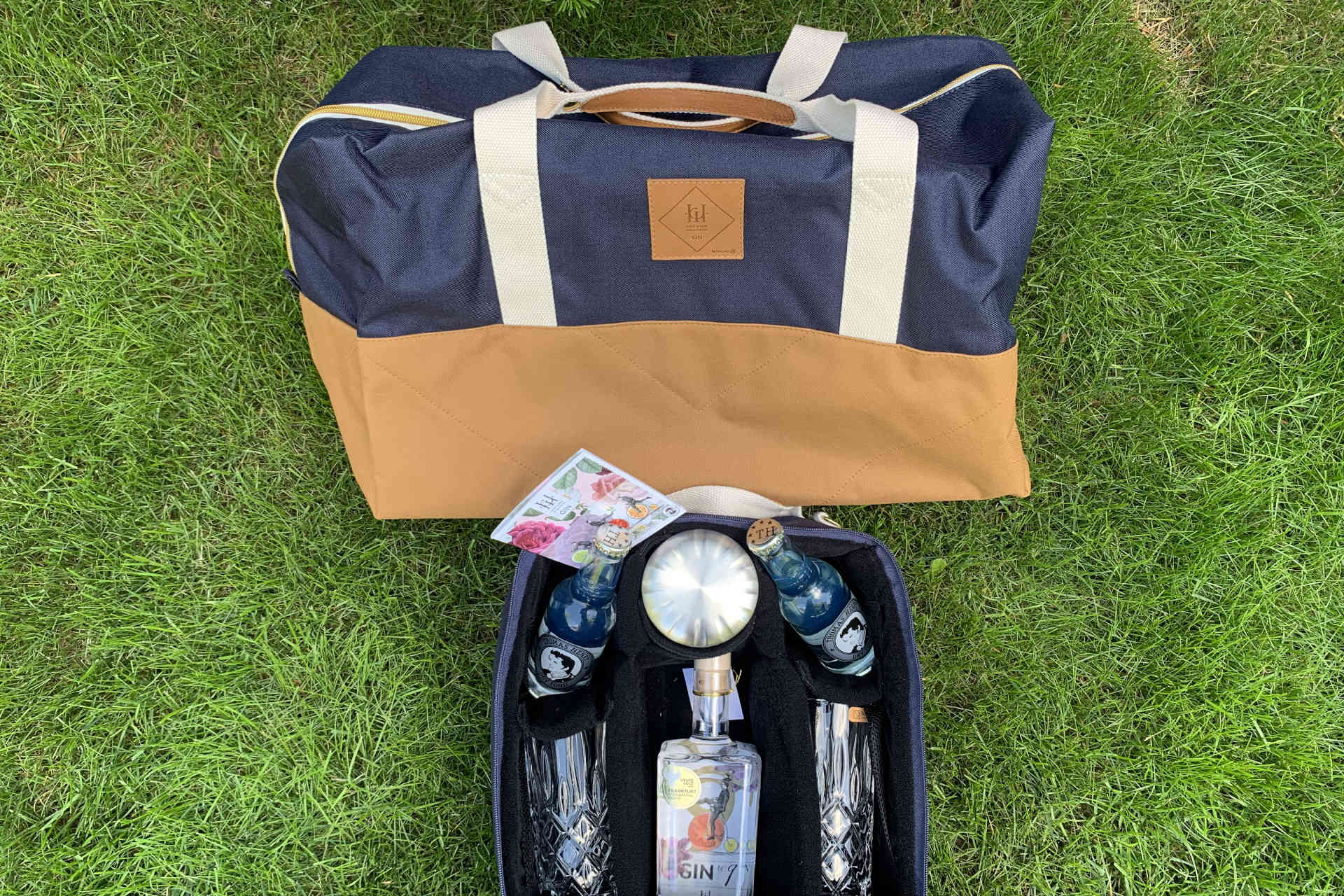 Die stylische Bag ist mit feinen Produkten gefüllt. © Kletti's Genussboutique