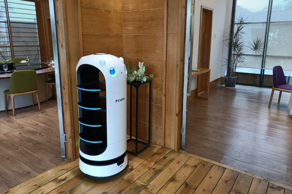 Robotisierte Abläufe in der Speisenzubereitung helfen in einigen Betrieben bereits, das Personal zu entlasten. © Unsplash / FDATA Robot