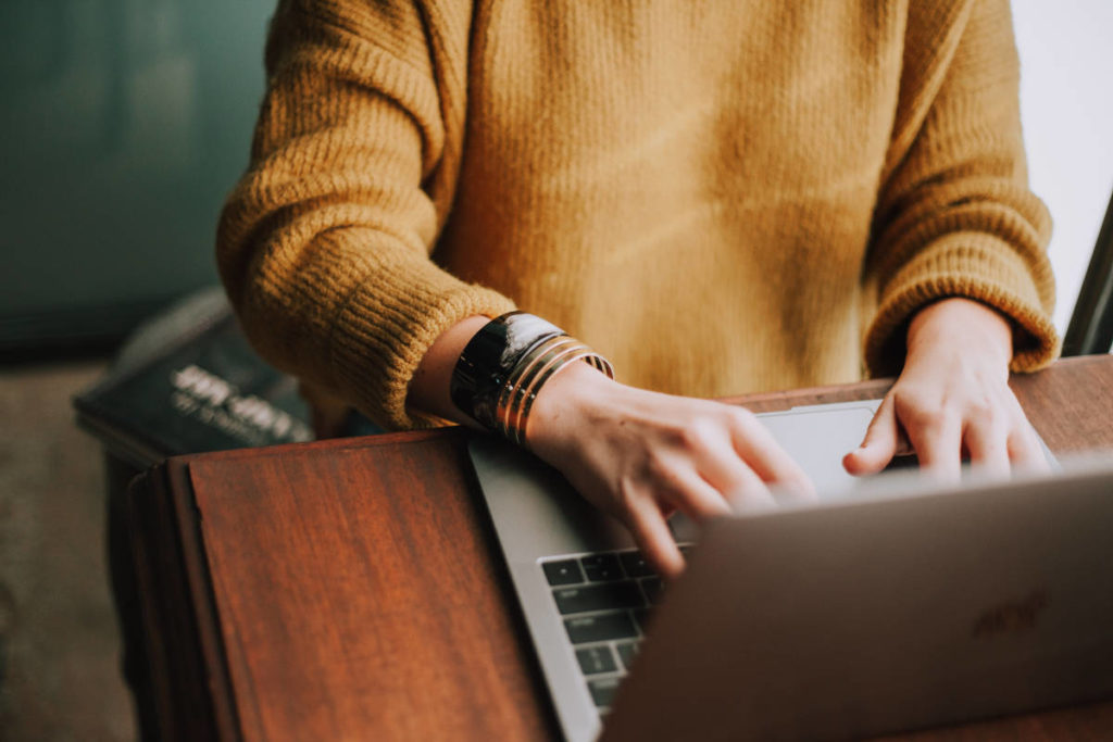 Ob per Laptop oder Smartphone: Mitarbeiter:innen findet man heute auch im Netz. © Unplash / Christin Hume