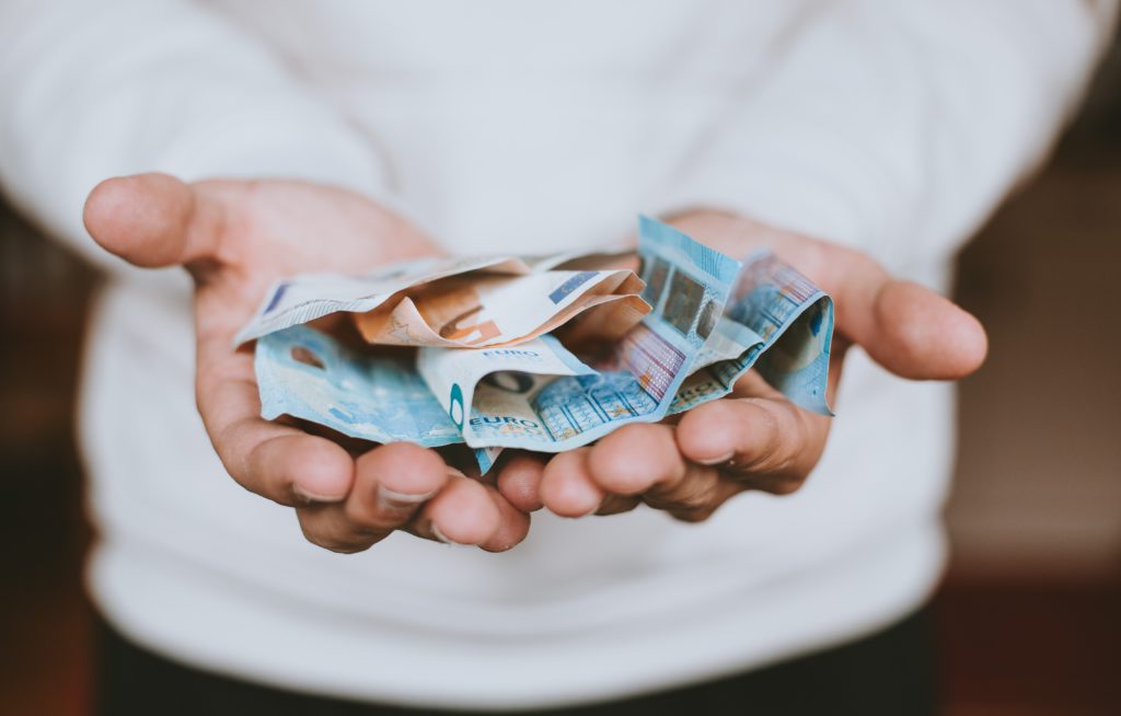 Wie viel Geld darf man verlangen? © Unsplash / Christian Dubovan