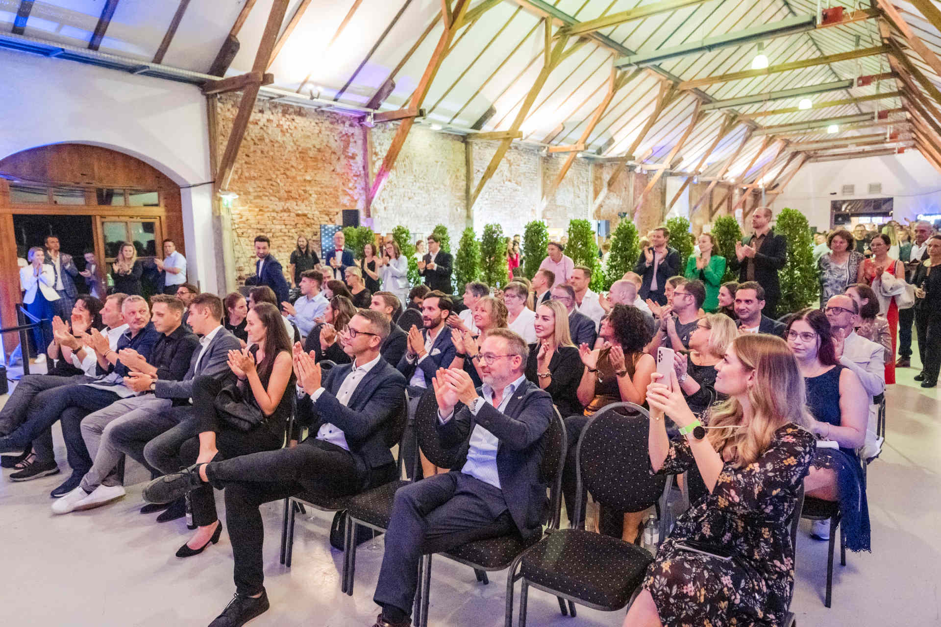 Die besten Start-ups 2022 präsentierten sich auf der Bühne vor Persönlichkeiten aus der Branche. © Moving Stills / Falstaff PROFI