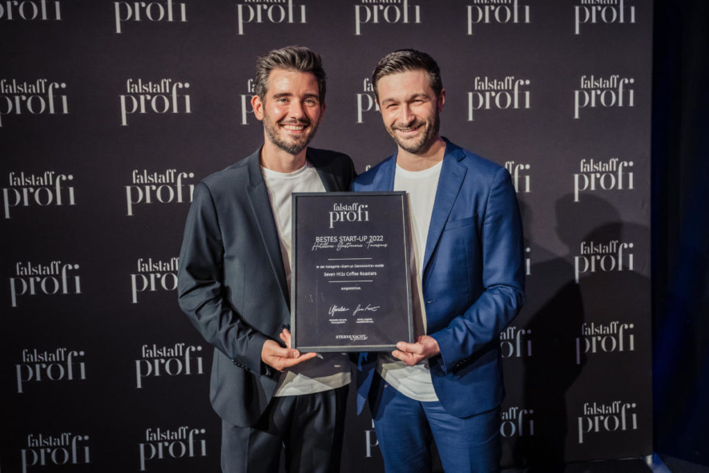 Daniel Gerlach und Christian Ullrich von Seven Hills Coffee Roasters strahlen als Sieger um die Wette. © Moving Stills / Falstaff PROFI