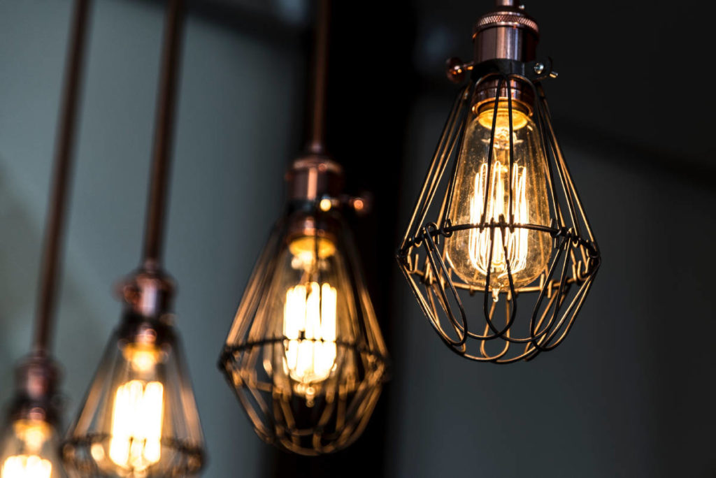 Die Beleuchtung sollte nur dann eingeschaltet sein, wenn sie wirklich benötigt wird. © Francesco Casalino / Unsplash
