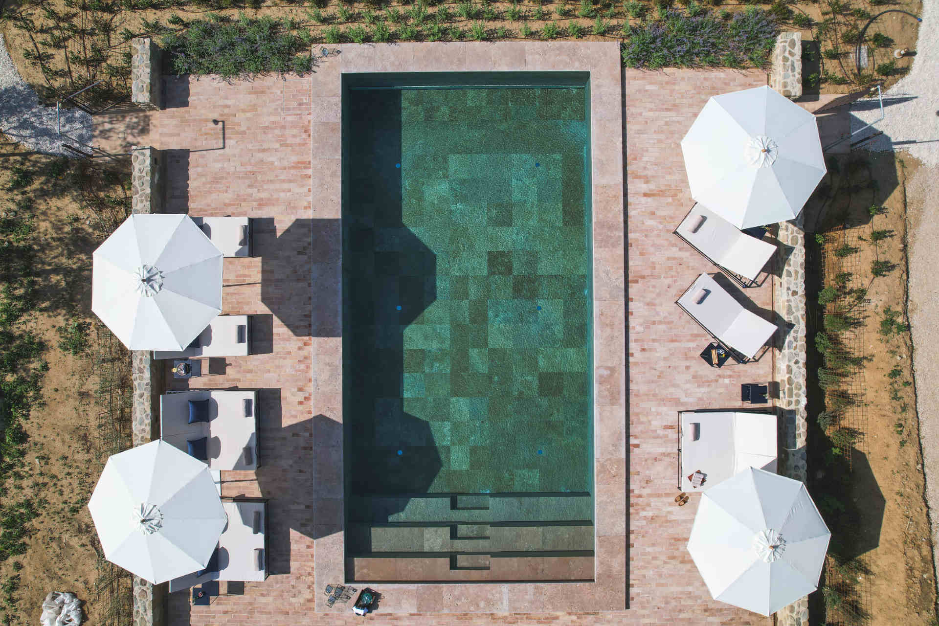 Jeder Bereich hat eine eigene Identität, die durch verschiedene Farbpaletten, Materialien und Möbel ausgedrückt wird. © Design Hotels 2022