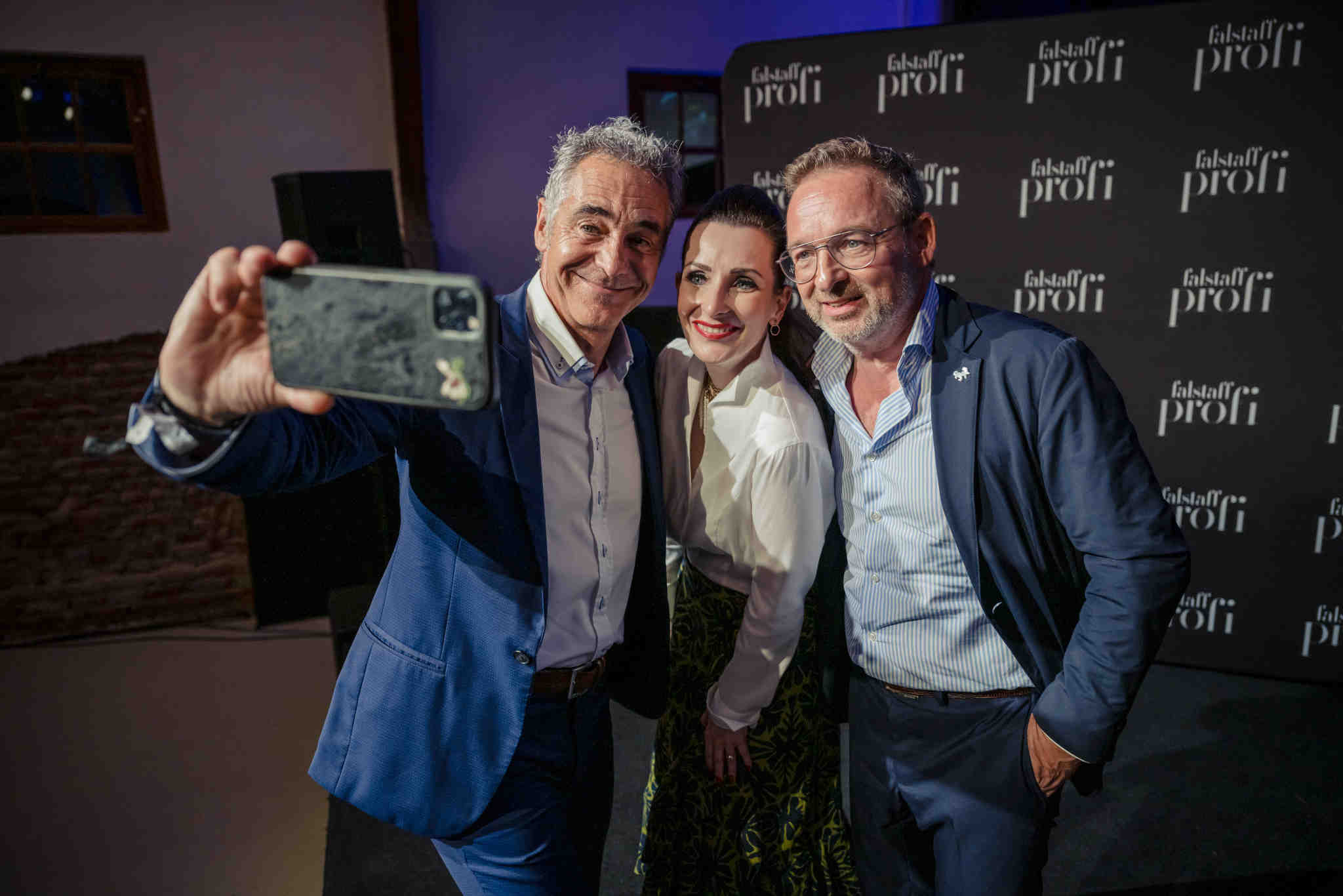 Selfie: Moderator Christian Clerici, Alexandra Gorsche (Herausgeberin Falstaff PROFI) und Heimo Jessenko (Geschäftsführer Falstaff PROFI) © Moving Stills / Falstaff PROFI