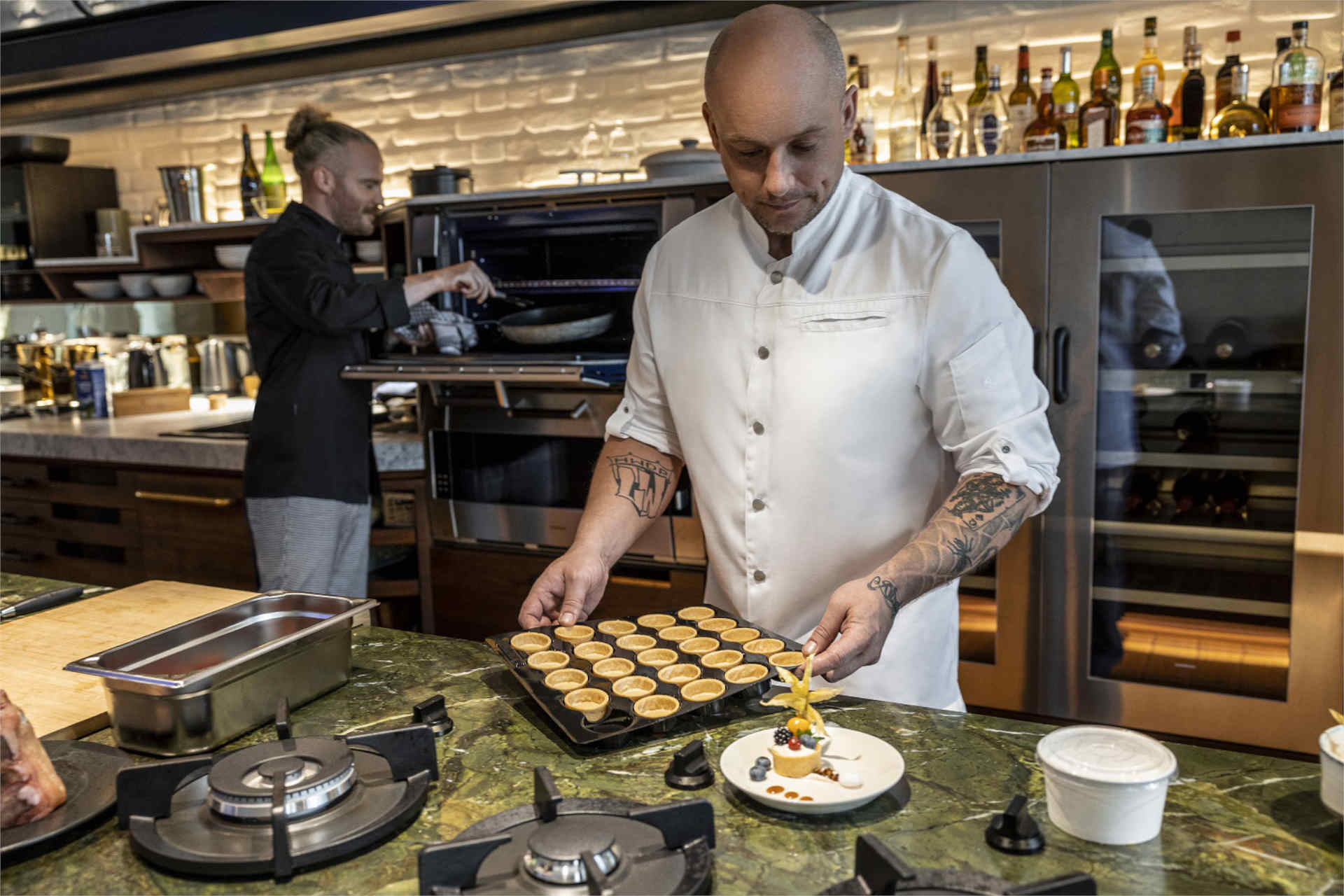 Bei Greiff finden Gastronomen Kochjacken in allen Farben und Schnitten – z. B. das Falstaff Profi Modell. © Greiff