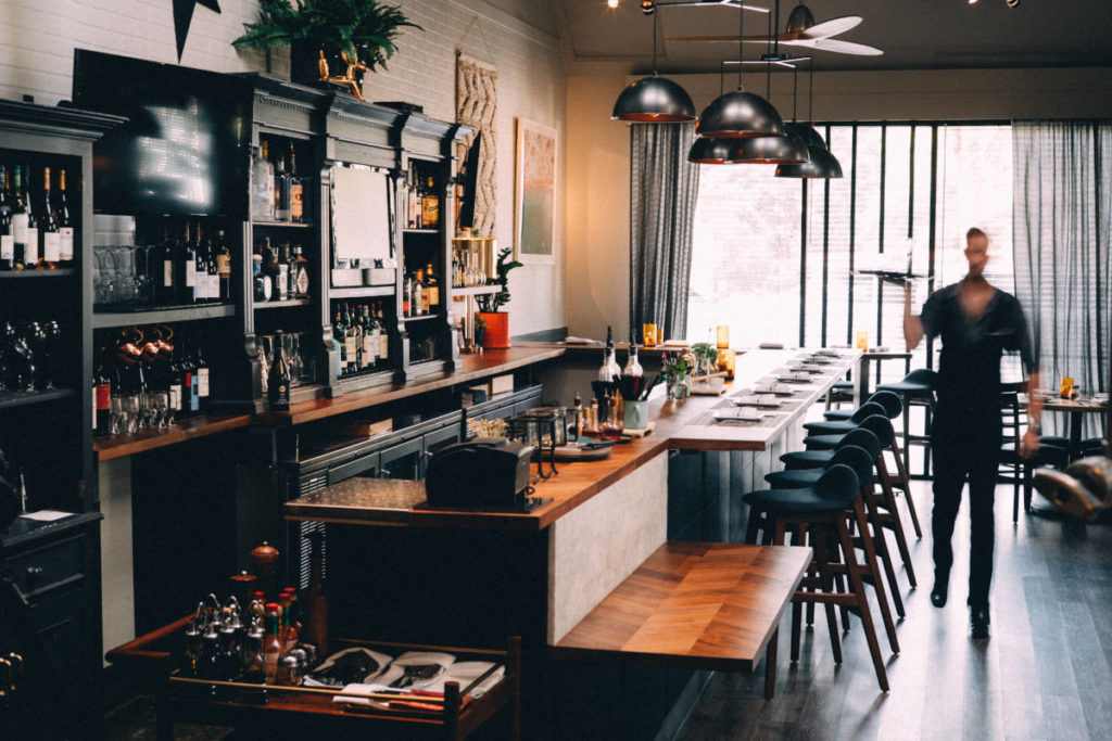 Gegen den Personalmangel in der Gastronomie helfen Employer Branding-Strategien. © Shangyou Shi / Unsplash