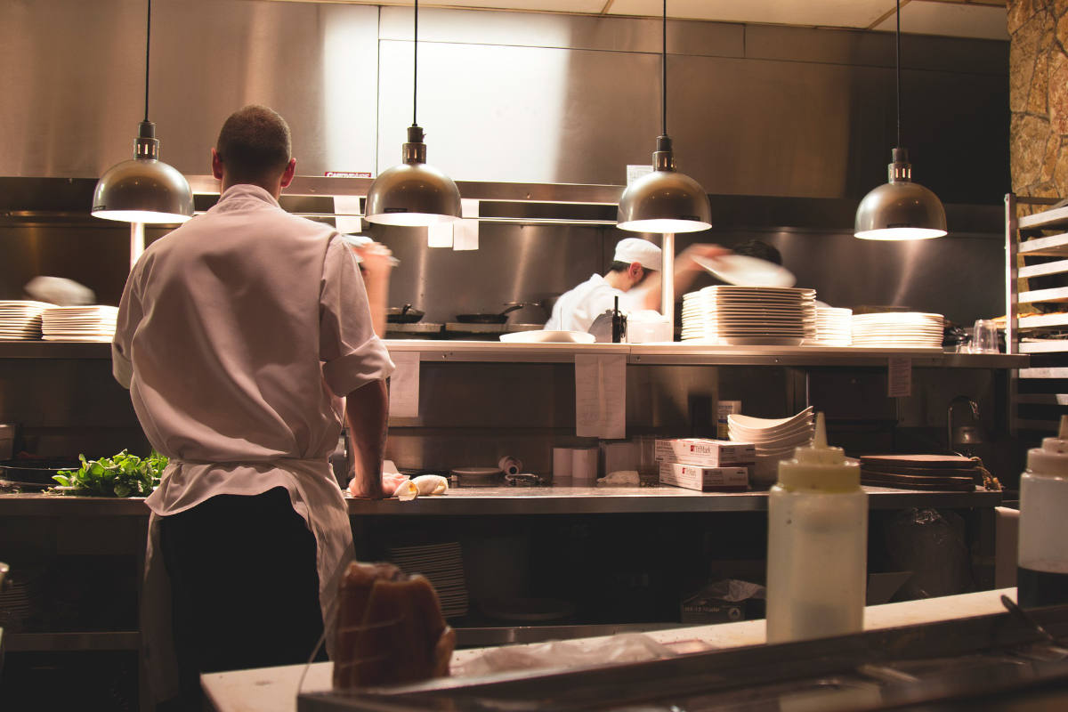 Eine gute Work-Life-Balance spielt auch in der Gastronomie eine Rolle. © StockSnap / Pixabay