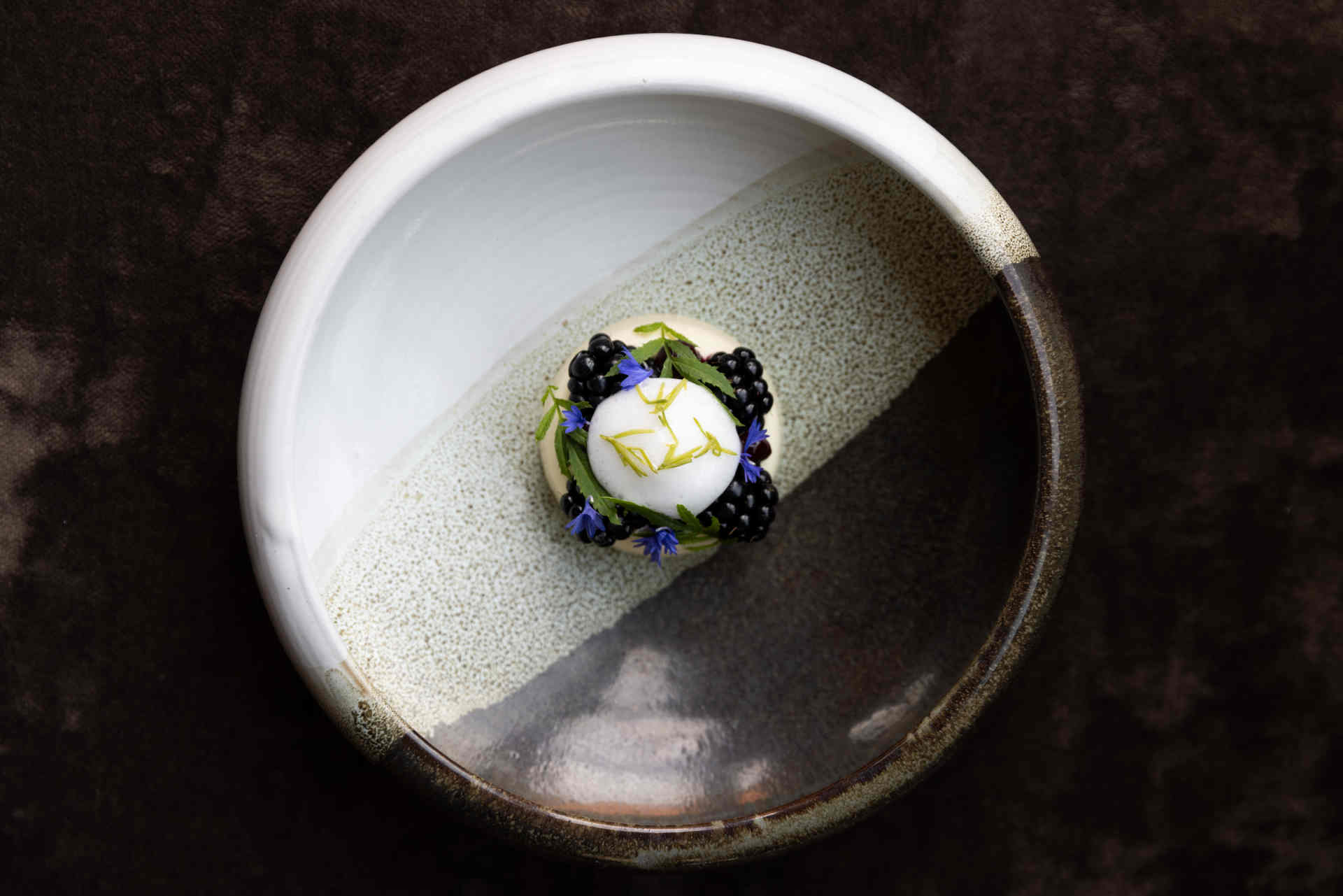 Ein Gericht von Schmuck: Schokolade, Brombeere und Fichte. © Achromatic Photography