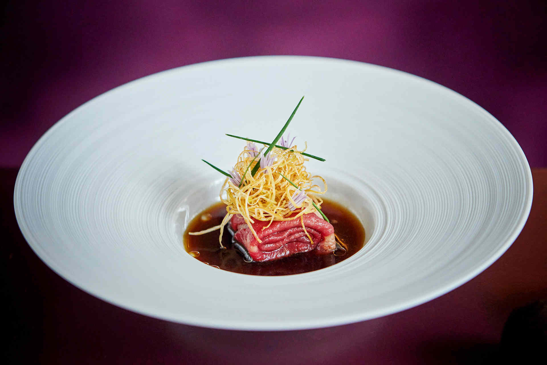 Einblick in das neue Menü von Max Natmessnig: Rib Eye, Schwarze Wintertrüffel und Zwiebel-Consommé © Dallmayr Fine Dining