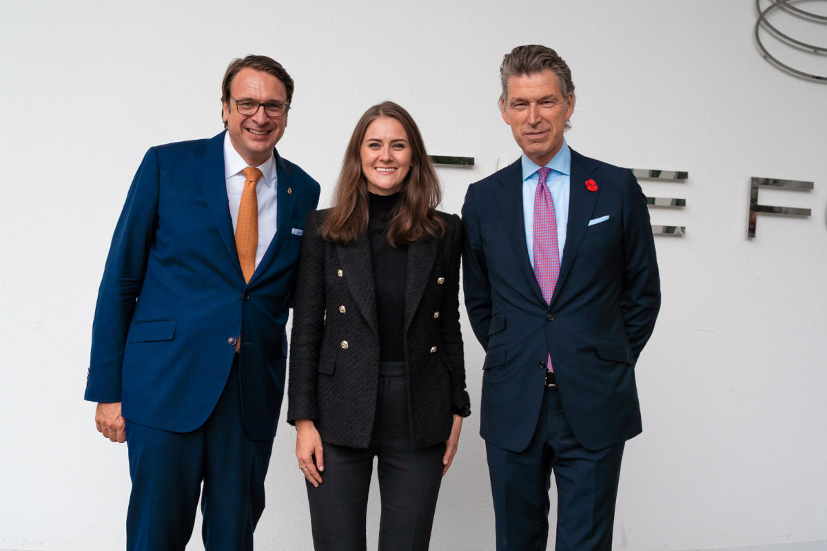 Vorsitzender Alexander Aisenbrey, Geschäftsführerin Maria Mittendorfer und Gastgeber Thies Sponholz. © Fair Job Hotels