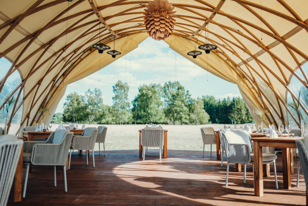 Nicht nur an lauen Sommerabenden wollen gastronomische Outdoor-Flächen sinnvoll genutzt werden. © Strohboid