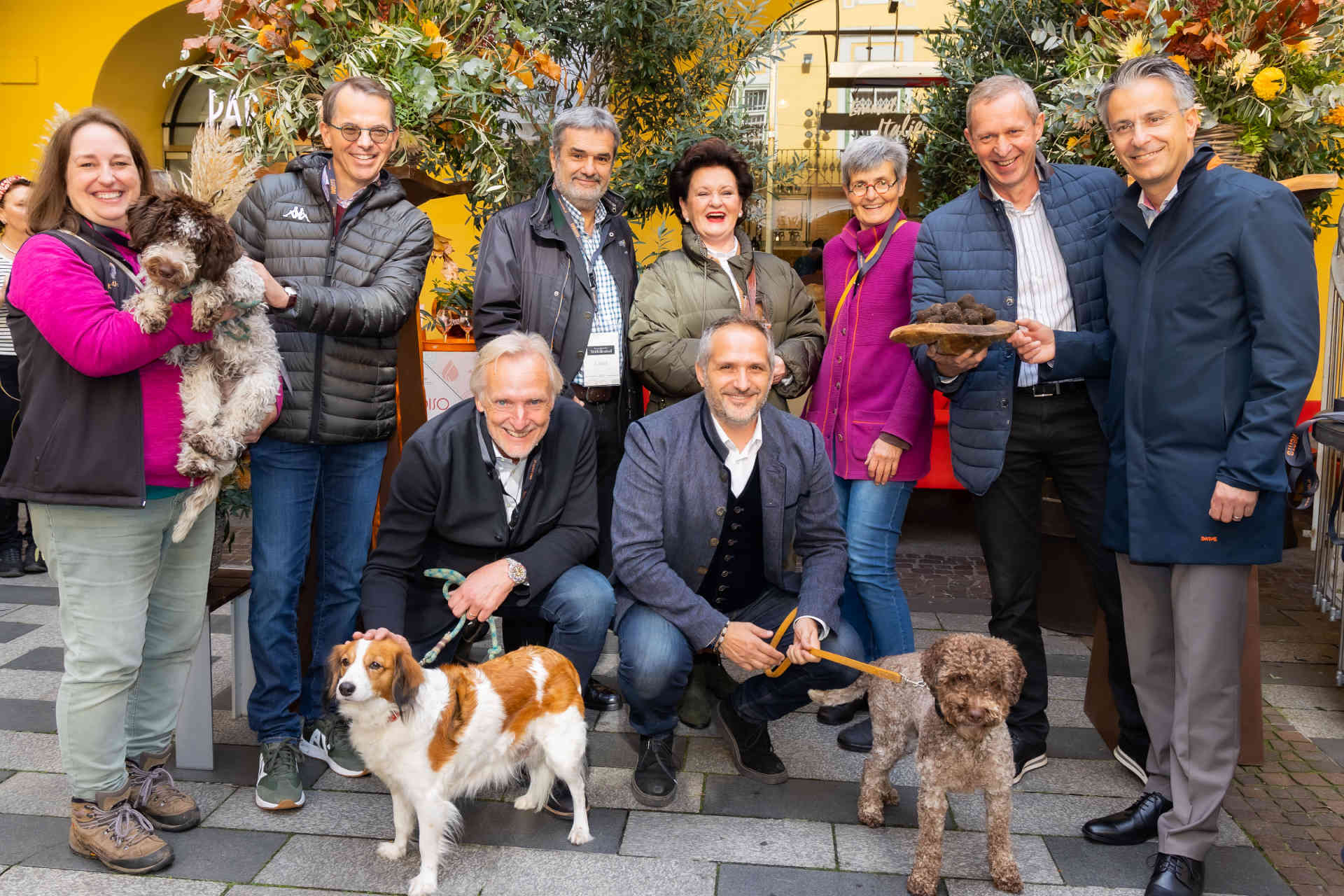 Im Mittelpunkt des Interesses standen selbstverständlich die beiden professionellen Trüffelsucherinnen (Gabriele Sauseng und Marion Weissenbrunner) mit ihren Trüffelhunden. © Graz Tourismus / Werner Krug