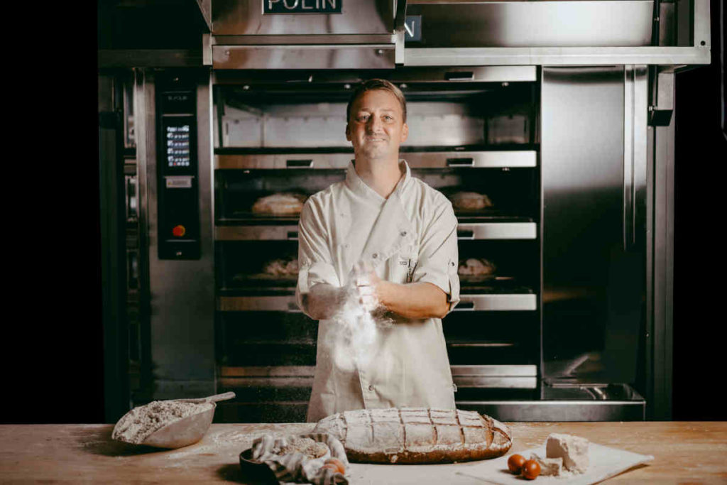 Peter Kirchengast steht hinter der Bio-Bäckerei »Vom Lichtenberg – haute boulangerie«. © Tina Szabo / Gldggrs