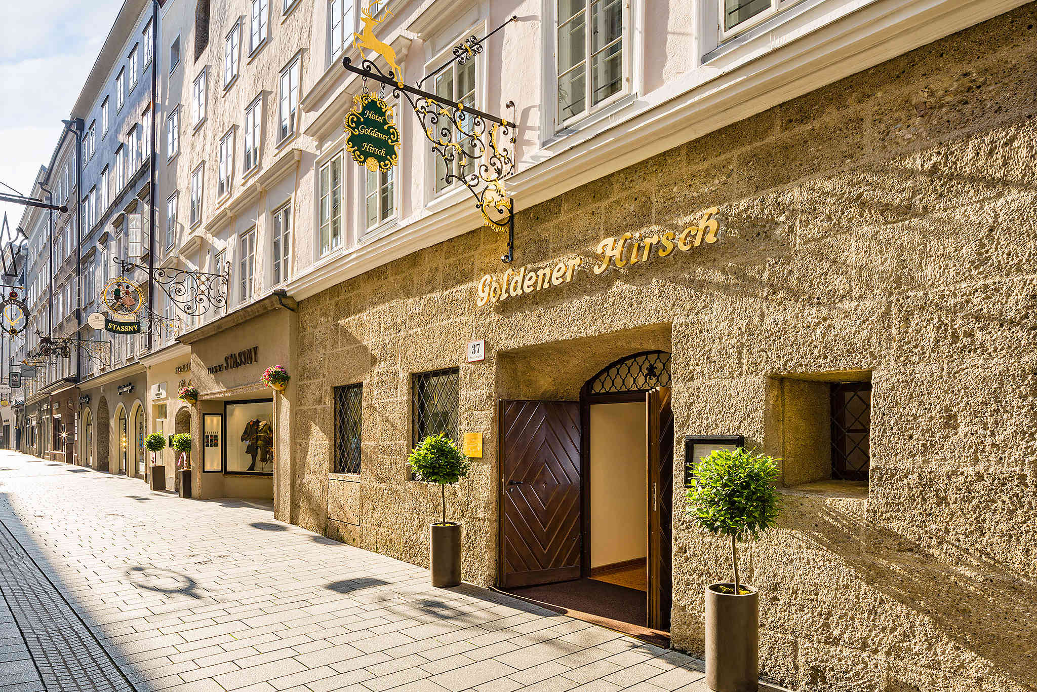 Das an der Getreidegasse gelegene Hotel stellt seinen Gästen den bezaubernden Charakter der Stadt Salzburg vor. © Hotel Goldener Hirsch