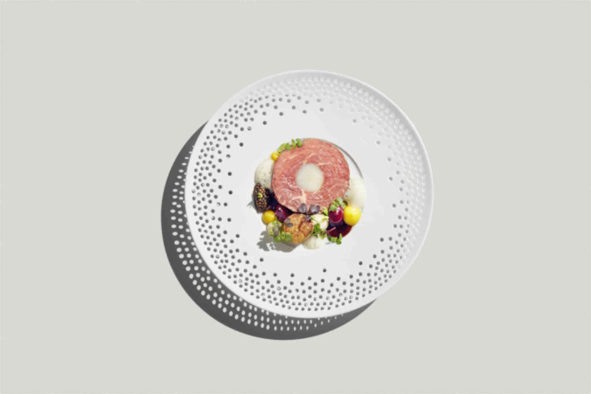 Wagyu Surf & Turf 180 Grad: Jakobsmuschel / Sellerie / Senf / Jalapeño / Johannisbeere / Kresse / weißer Pfeffer © Thorsten Kleine Holthaus