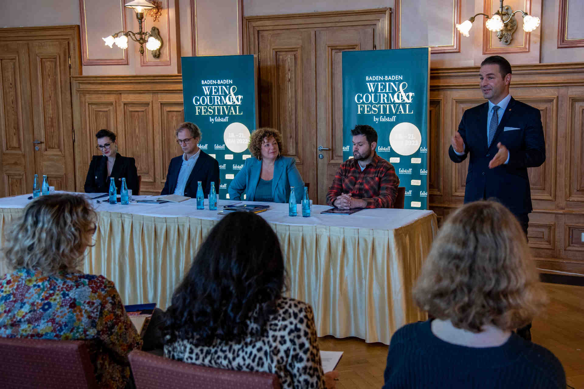 Alexandra Gorsche (Falstaff Profi), Philipp Elsbrock (Falstaff), Nora Waggershauser (Baden-Baden Events) und Johannes Kopp (Weingut Kopp) laden zum Wein- & Gourmet-Festival Baden-Baden. © Klaus Schultes