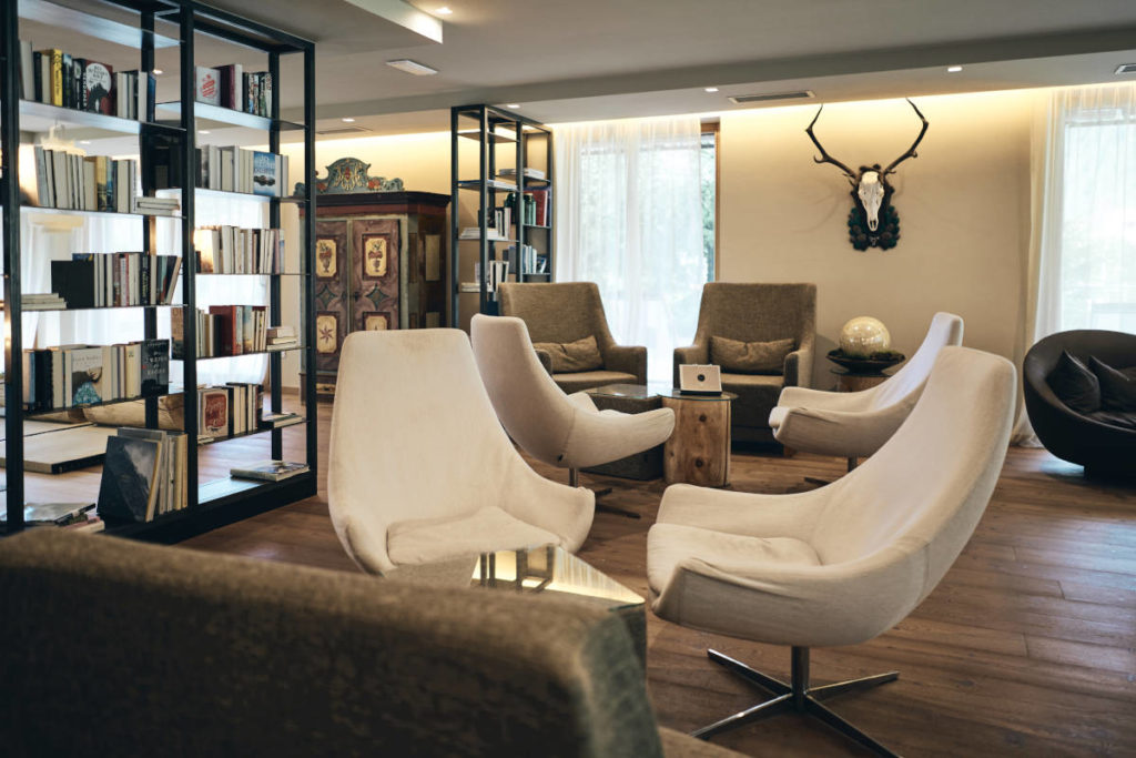 Wellness für Körper und Geist: Das richtige Bücherangebot ergänzt das Wohlfühlangebot eines Hotels. © Silena / stefanschuetz.com