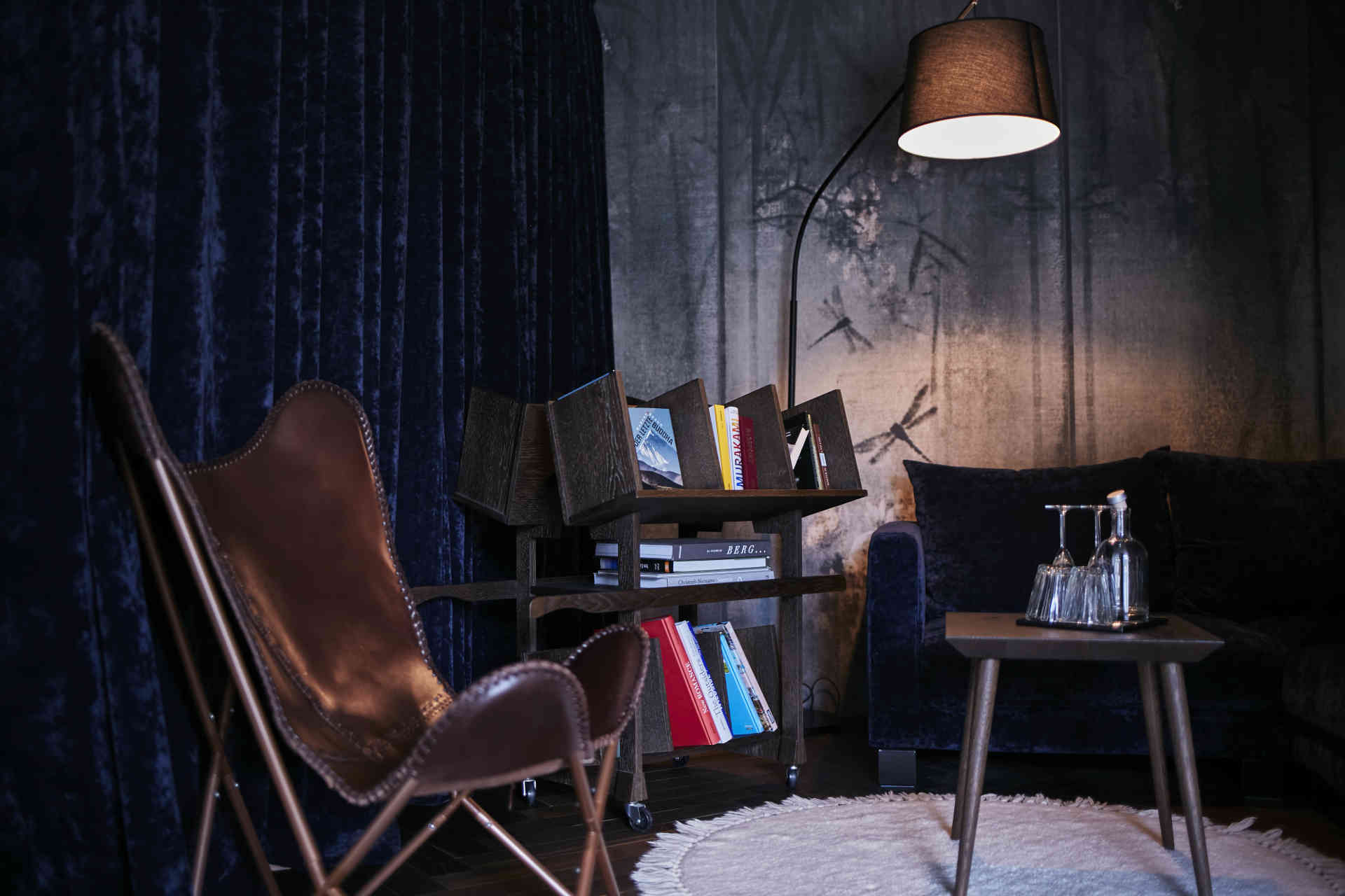Auf Rädern: Im Hotel »Silena« finden sich eigene Bücherwagen. © Silena / stefanschuetz.com