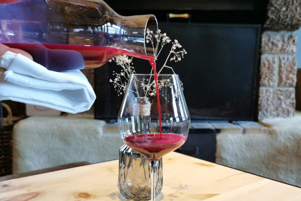 Auf der Suche nach einer NoLo-Alternative zu Wein stieß Sommelier Philipp Schneider auf das Thema Gemüsewein. Aktuell produziert er zwei Varianten aus Roter Rübe und Sellerie. © www.florencestoiber.com / Hotel Hirschen