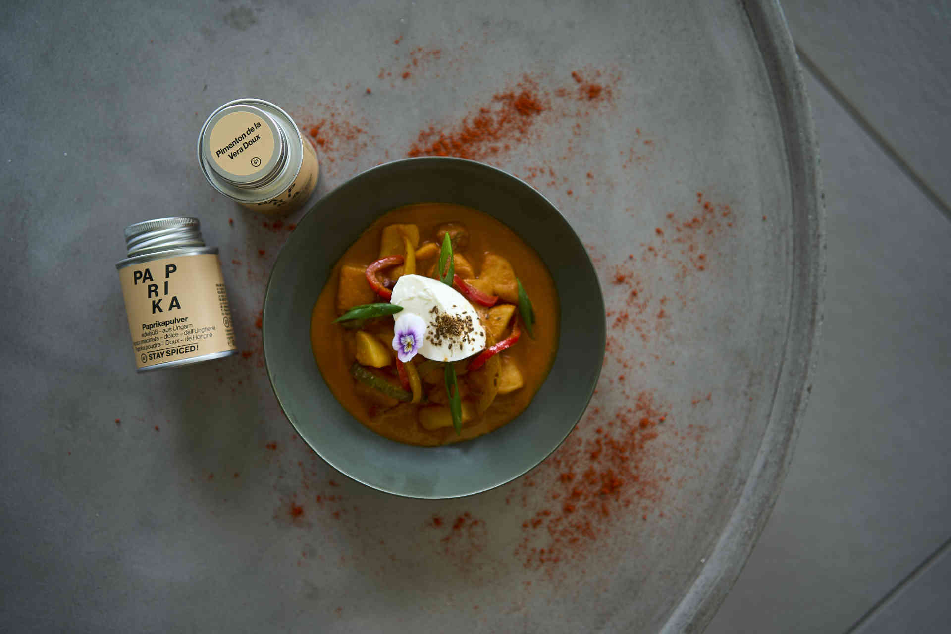 Geräuchertes Kartoffelgulasch mit Sauerrahm © Stay Spiced !