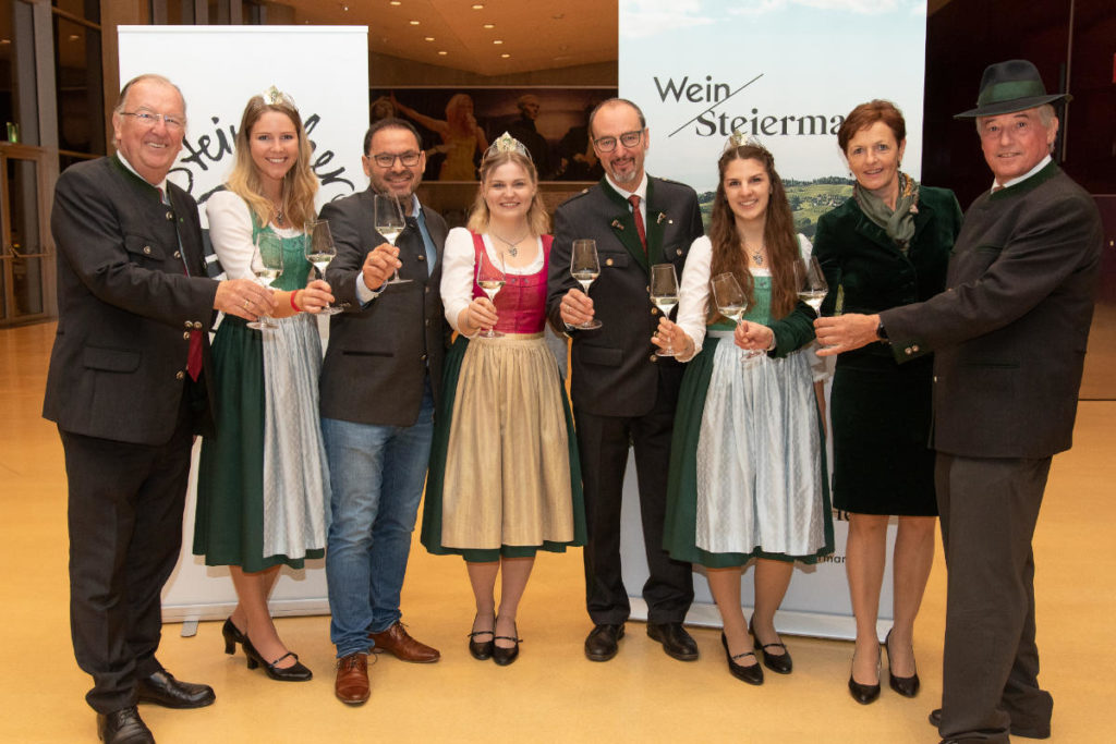 v.l.: Bundesrat Ernest Schwindsackl, Weinhoheit Katrin Strohmaier, Obmann Wein Steiermark Stefan Potzinger, Weinkönigin Sophie Friedrich, Leiter Werbung, Steiermärkische Sparkasse Michael Gradischnig, Weinhoheit Marlene Prugmaier, Vizepräsidentin der Landwirtschaftskammer Steiermark Maria Pein, GF Wein Steiermark Ing. Werner Luttenberger © Fotokuchl / Johannes Polt