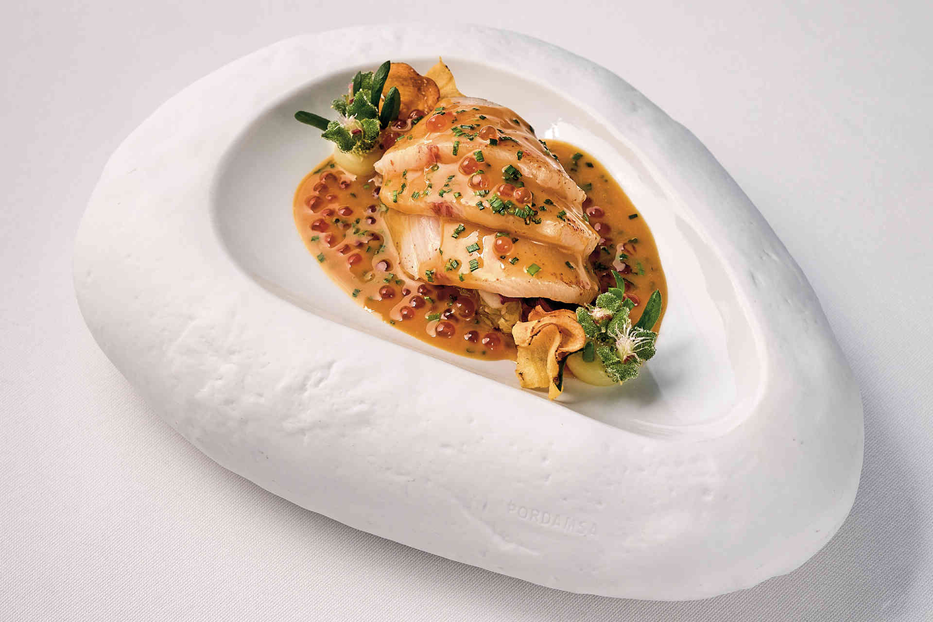 Ein Gericht von Tohru Nakamura: Hamachi mit Spitzkohl, Shiso, Kerbelwurzel und pikante Geflügelveloute. ©Annette Sandner