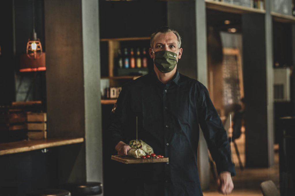 Weniger ist oft mehr: Darum geht es im »Revier Mountain Lodge Lenzerheide« unkompliziert mit kleiner Speisekarte zu. © Revier Hotels