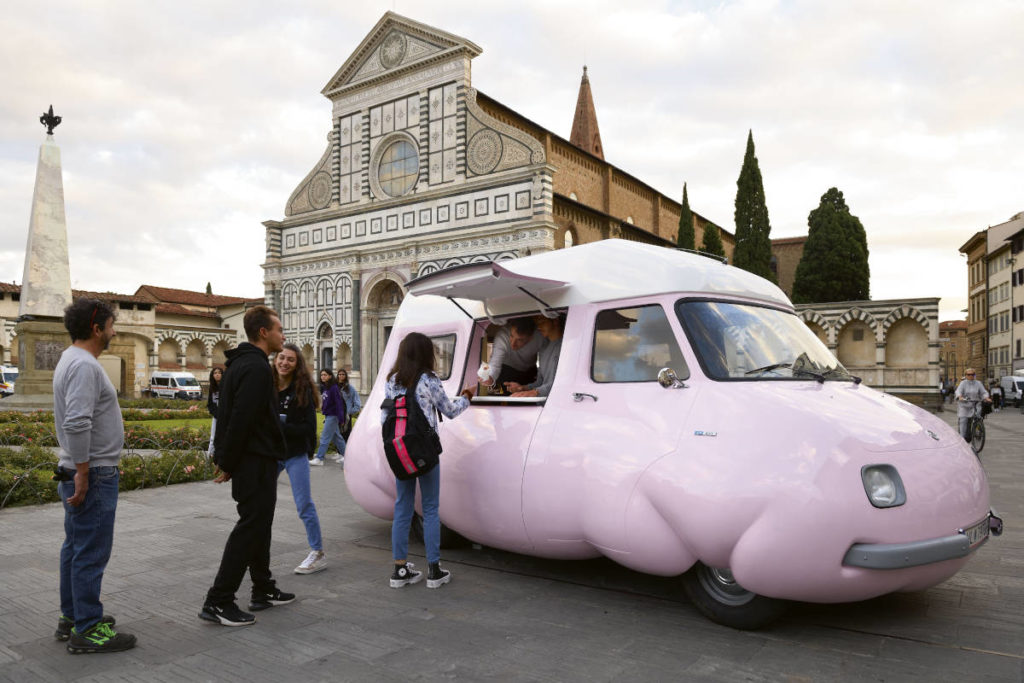 Salsiccia Fat Bus von Erwin Wurm © Michele Alberto Sereni