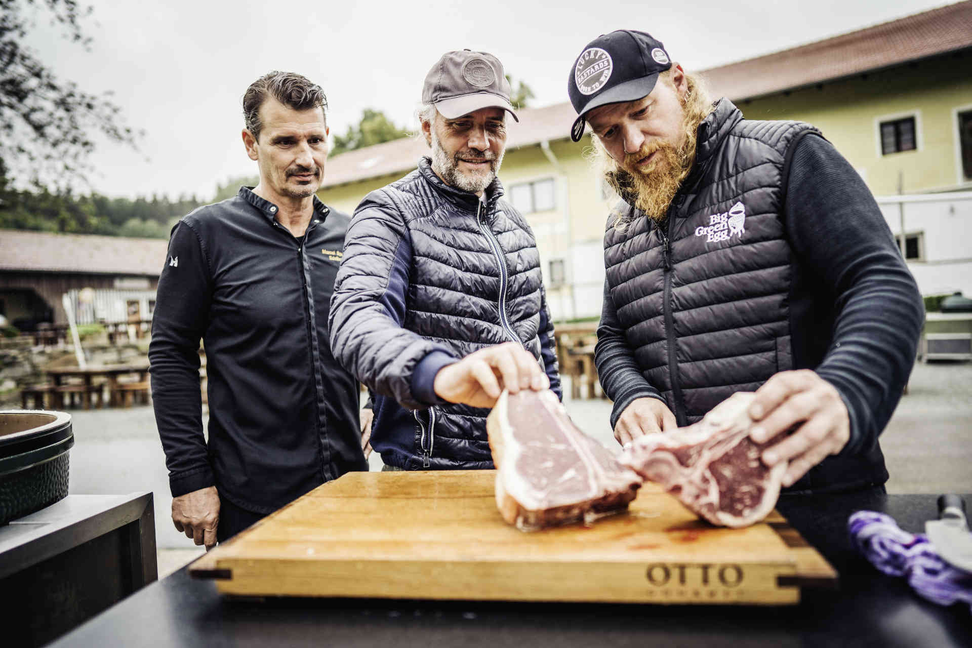 Fine dining: Heiko Antoniewicz und Ludwig Maurer zeigen in ihrem Werk »Fine Dining Grill & BBQ«, dass die lang belächelte Barbecue-Szene gar nicht so weit von der Fine Dining Küche entfernt ist, sondern ebenso nach Perfektion strebt. © Thomas Pfeiffer