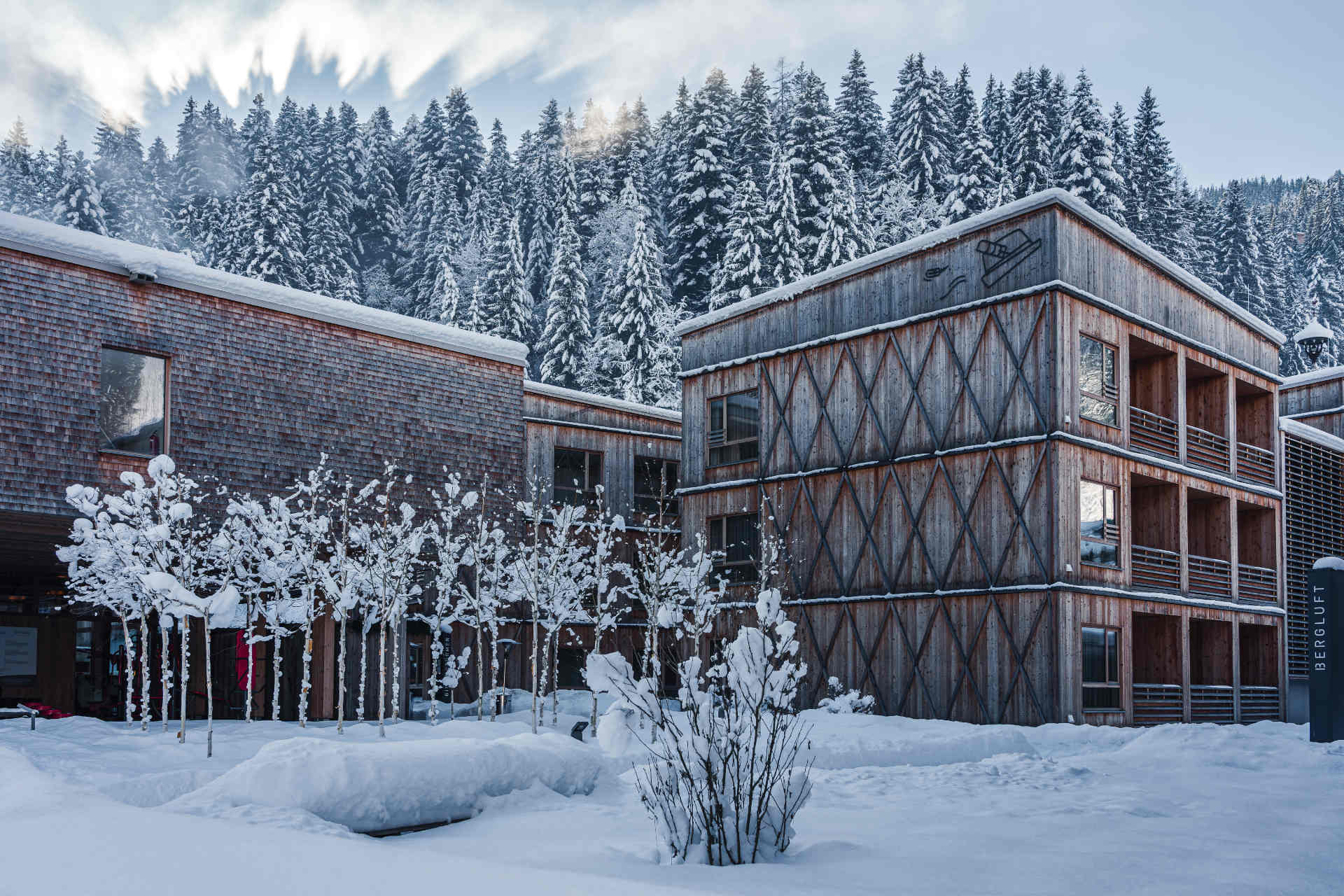 Die »Tirol Lodge« liegt direkt neben der Talstation in Ellmau. © Sebastian Böttcher