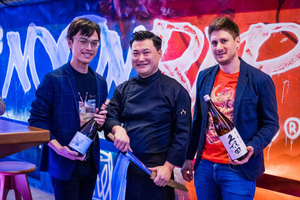 Lin Jia Hao, Wei Wei Sun (Geschäftsführer Moriwano Group) und Martin Essl bei der Eröffnung. © Moriwano Group / jack-coleman.com