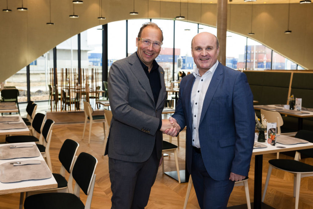 Josef Donhauser (Don Group) und Alois Höfler (Walter Group) stoßen an. © Walter Group