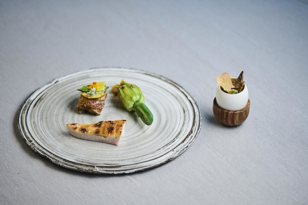 Hahn »Bresse Gauloise«: Das Gericht von Alain Weissgerber wird mit Zucchiniblüte und Ei vervollständigt. © Ingo Pertramer