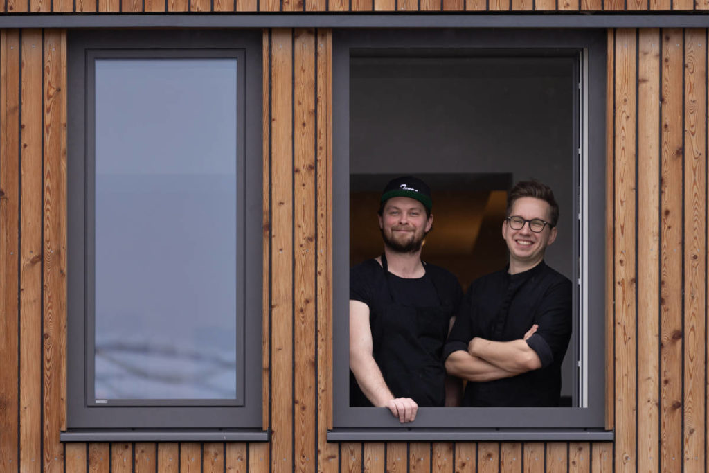 Johann Schmuck mit seinem neuem »Broadmoar«-Küchenchef Patrick Faist. © Achromatic Photography