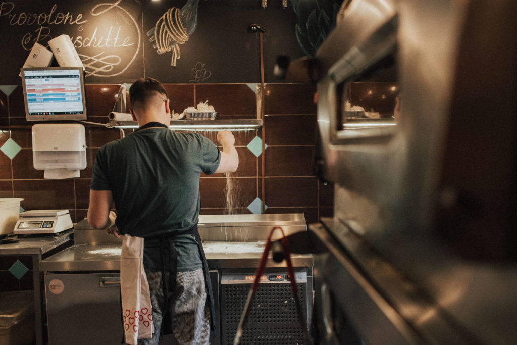 Körperlich belastend ist tendenziell eher das Berufsfeld Hotellerie/Gastronomie. © Pexels / Max Avans